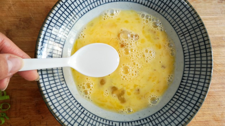 虾仁跑蛋,在打散的蛋液中加适量盐，加3勺水淀粉。
