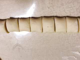 棒棒糖馒头,3色面团揉分别成条，切成均匀的块
