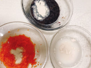 棒棒糖馒头,胡萝卜泥、蓝莓汁分别放入碗中，另外一个碗放入清水，分别加入酵母粉（1.3g左右）、白糖（各2g）