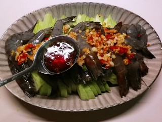 蒜蓉蒸大虾,炒好的蒜蓉 剁椒均匀分布在虾的上面 浇上之前做好的椒油葱料汁