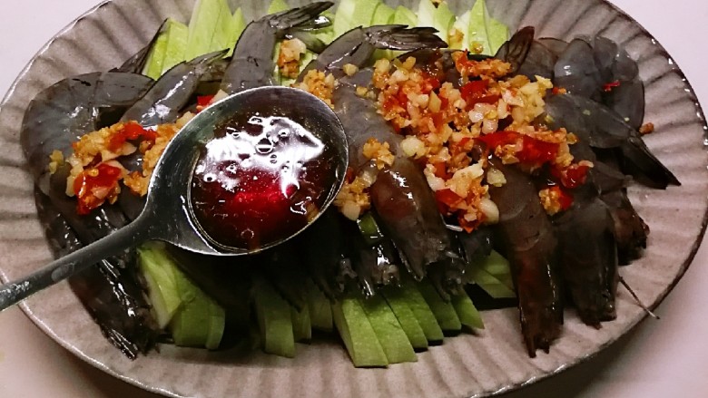 蒜蓉蒸大虾,炒好的蒜蓉 剁椒均匀分布在虾的上面 浇上之前做好的椒油葱料汁