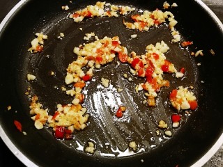 蒜蓉蒸大虾,炒锅加入食用油 油热放入剁椒 蒜末炒香
