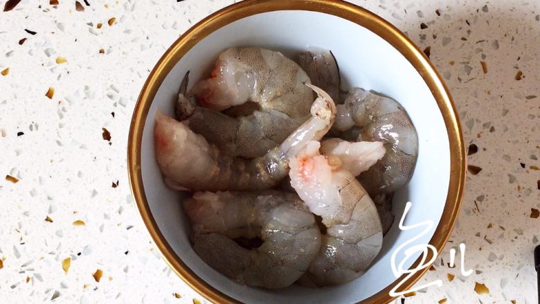 韭菜炒虾仁,搅拌均匀，腌制10分钟