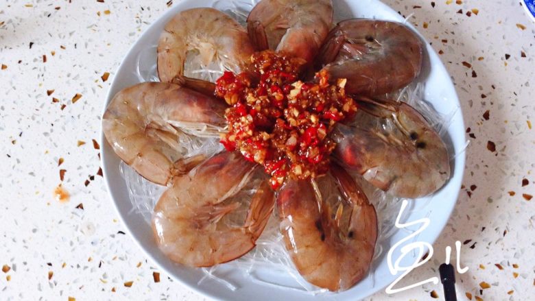 蒜蓉蒸大虾,将炒好的蒜末红椒碎放在大虾上