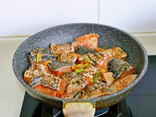 炖草鱼,起油锅，加入腌制好的鱼块，中火煎至微黄。