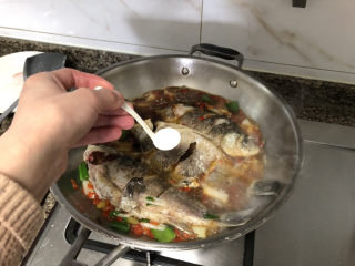 剁椒鲫鱼➕可爱深红爱浅红,加一茶匙白糖，尝下咸淡，根据个人口味添加少许食盐调味。
