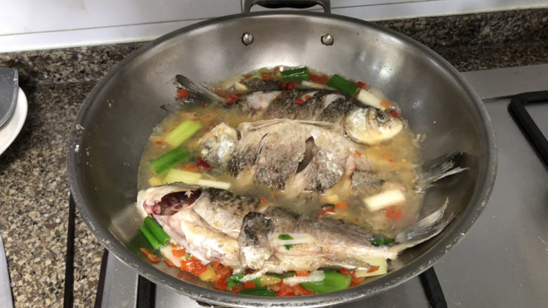 剁椒鲫鱼➕可爱深红爱浅红,放入煎好的鲫鱼，水至少没过鱼身一半