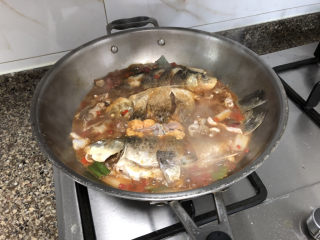 剁椒鲫鱼➕可爱深红爱浅红,开盖，转大火收收汁，可以把汤汁不断浇在鱼身上保证两面都入味