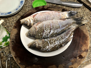剁椒鲫鱼➕可爱深红爱浅红,鱼身表面抹少许食盐，腌制十分钟