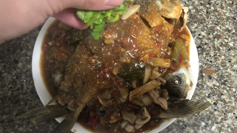 剁椒鲫鱼➕可爱深红爱浅红,鱼汤浇在鱼身上，最后撒上少许香菜即可。