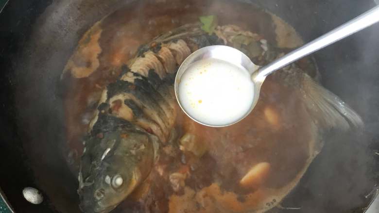 炖草鱼,最后分2次淋入淀粉水，待汤汁变浓稠后即可关火，不过汤汁不能收干，得有些汤汁才好吃