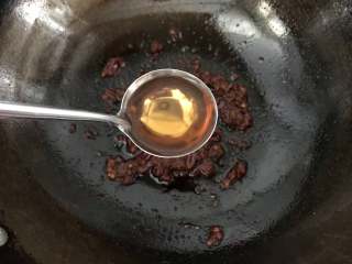 炖草鱼,锅中留底油，放郫县豆瓣酱用小火炒出香味，炒出红油，再调入料酒去腥增香