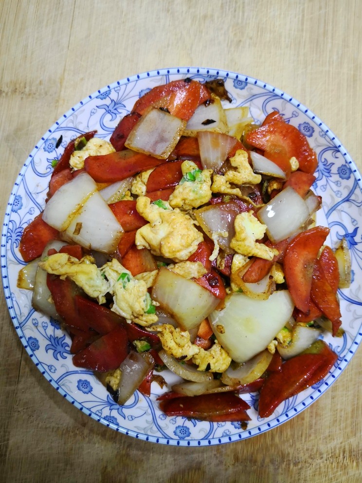 洋葱萝卜炒鸡蛋,出锅，装盘。