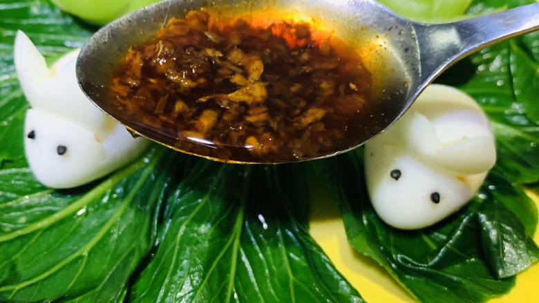 蒜蓉小油菜,用勺子浇在油菜上；