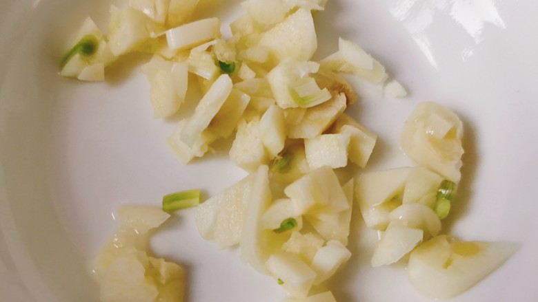 菠菜拌花生米,蒜瓣切片备用