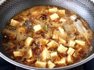 海杂鱼酱焖冻豆腐,上面再放入冻豆腐，大火烧开后，中火慢慢焖至。