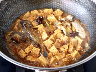 海杂鱼酱焖冻豆腐,锅中汤汁变得越来越浓稠时。