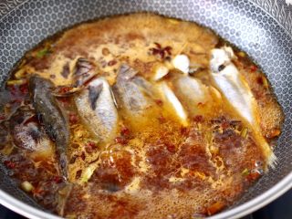 海杂鱼酱焖冻豆腐,大火烧开后，放入洗净的海杂鱼。