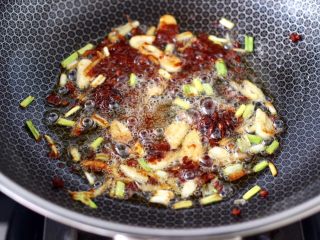 海杂鱼酱焖冻豆腐,中火把黄豆酱炒出红油香味。