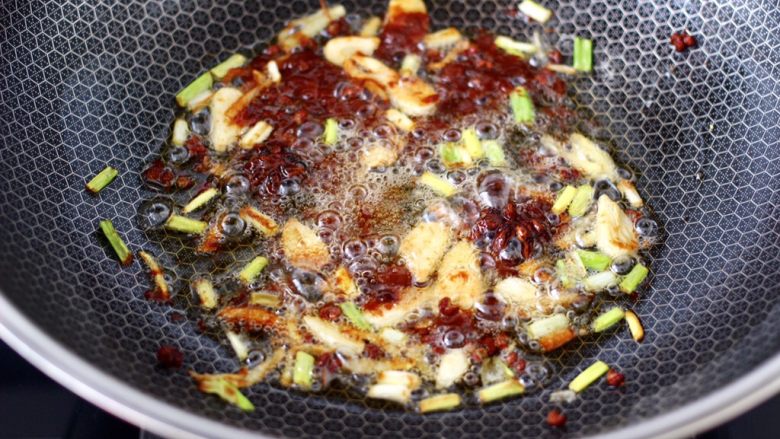 海杂鱼酱焖冻豆腐,中火把黄豆酱炒出红油香味。