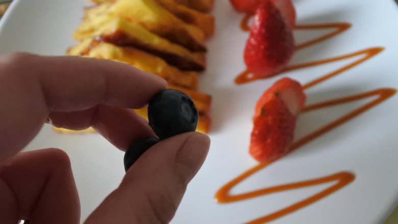 法式吐司配水果,再点缀几颗蓝莓