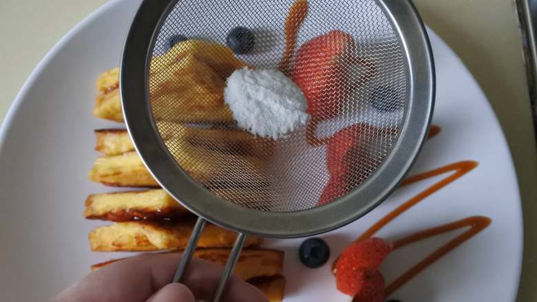 法式吐司配水果,白砂糖用料理机打成糖粉，用筛子筛在水果和吐司上即可