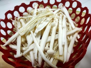 麻辣干锅虾—升级版,金针菇切去根，白玉菇撕开