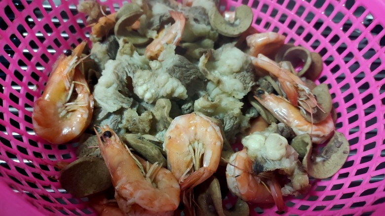 麻辣干锅虾—升级版,与腌好的虾一起倒入锅中煮熟，捞起沥水