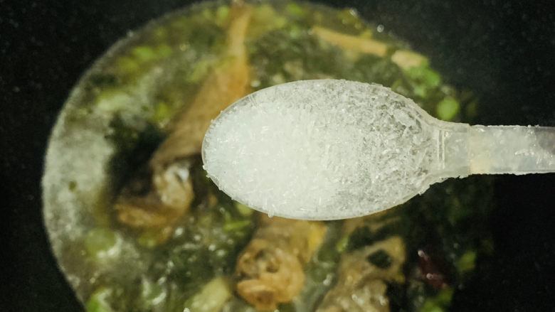 雪菜小黄鱼,加少许味精，用汤汁浇上去融化就好；
