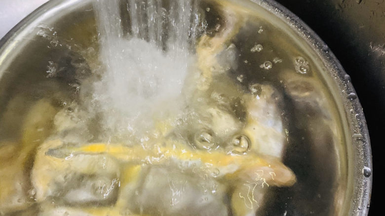雪菜小黄鱼,清洗干净，并把鱼鳃和内脏挖干净，再冲洗干净，沥干水；