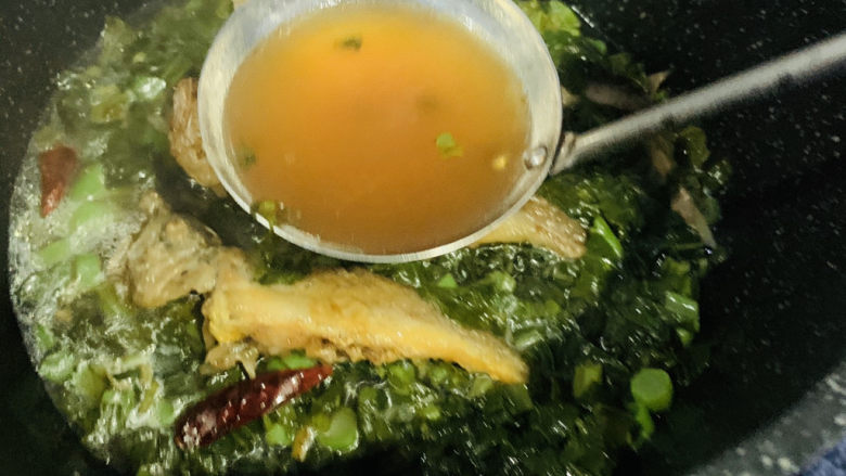 雪菜小黄鱼,这时候用汤汁浇上面，就可以均匀料汁了，不要搅拌鱼，这时候搅拌一下，鱼就都碎了；