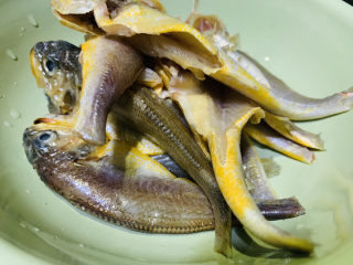 酥炸小黄鱼,洗净的小黄油沥干水，放碗里；