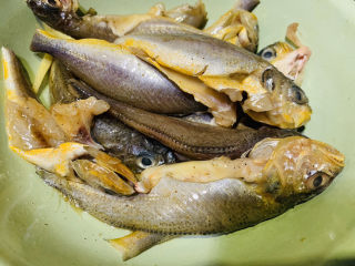 酥炸小黄鱼,搅拌均匀，腌制一个小时以上，待用；