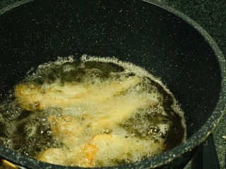 酥炸小黄鱼,中小火慢炸，如果油会溅起来，就改小火慢炸；