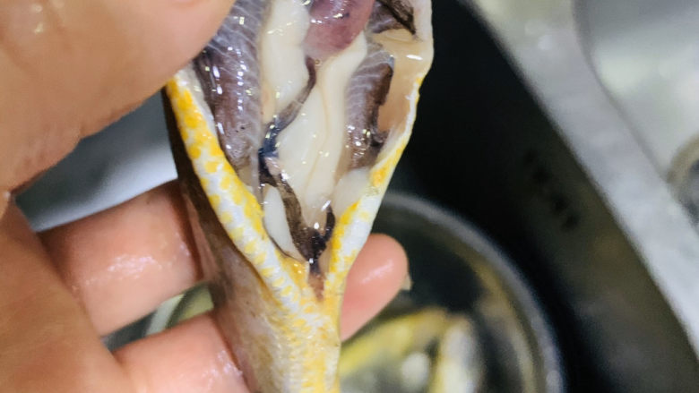 酥炸小黄鱼,把小黄鱼肚子里的内脏，黑膜，以及鱼鳃去除，并洗净；