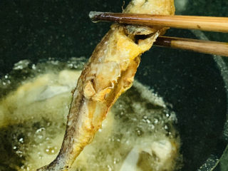 酥炸小黄鱼,炸两面金黄时，就可以出锅了；