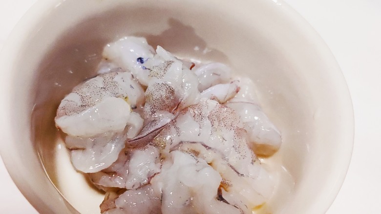 虾仁跑蛋—2,去虾壳，清洗干净