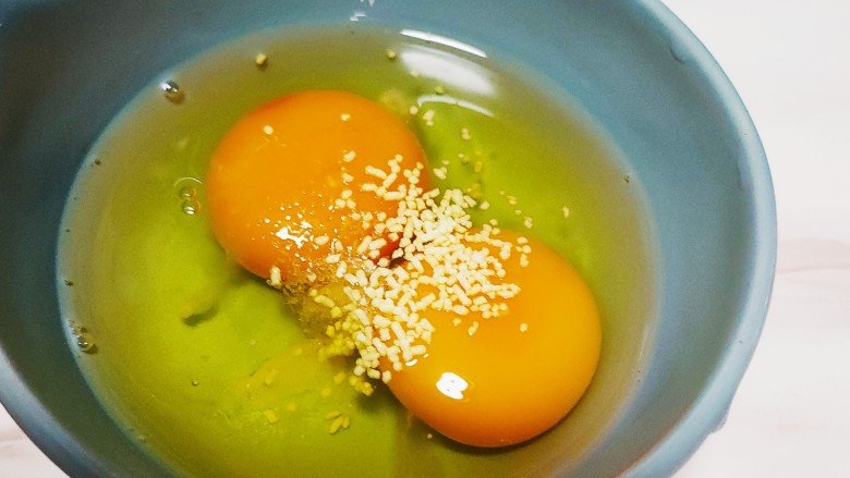 虾仁跑蛋—2,放入盐和鸡精