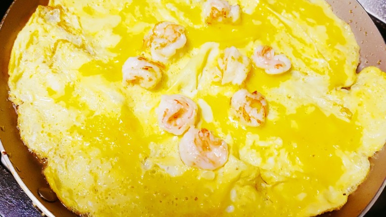 虾仁跑蛋—2,煎至蛋液逐渐凝固