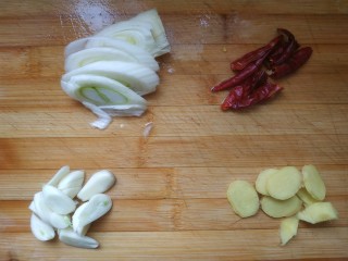 炖草鱼,葱切片，蒜切片，姜切片，干红辣椒水洗后切小段