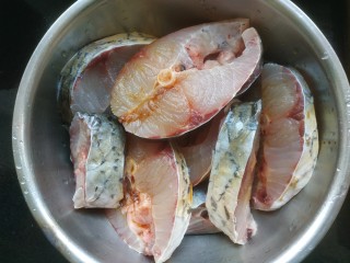 炖草鱼,把切好的鱼块加入适量生抽适量料酒，适量盐，搅拌均匀腌一会儿入味。
