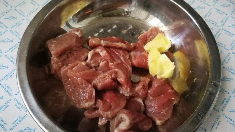 莴笋炒牛肉,盘中放入牛肉，姜