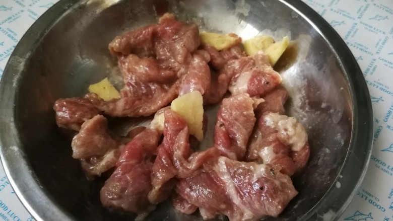 莴笋炒牛肉,再拌匀腌制五分钟