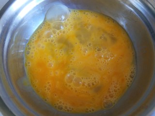 鸡蛋番茄酱,打入碗中搅拌。