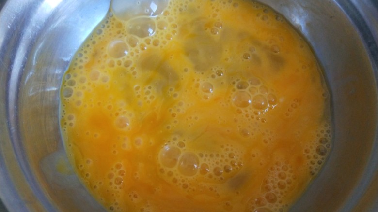 鸡蛋番茄酱,打入碗中搅拌。