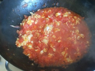 鸡蛋番茄酱,倒入鸡蛋碎加入适量盐炒均匀即可。