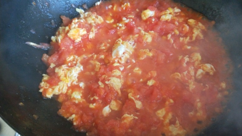鸡蛋番茄酱,倒入鸡蛋碎加入适量盐炒均匀即可。