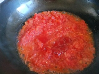 鸡蛋番茄酱,在倒入番茄酱。