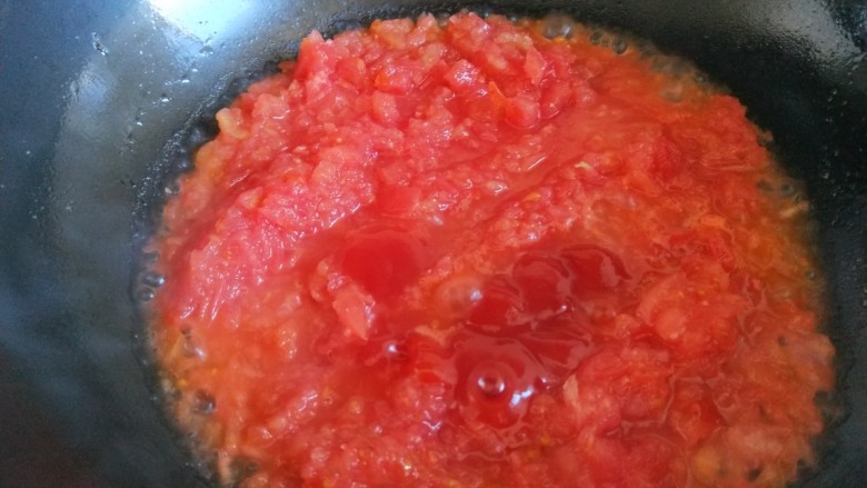 鸡蛋番茄酱,在倒入番茄酱。