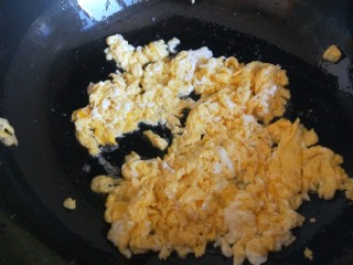 鸡蛋番茄酱,在倒入蛋液炒均匀的鸡蛋碎倒入盆中。